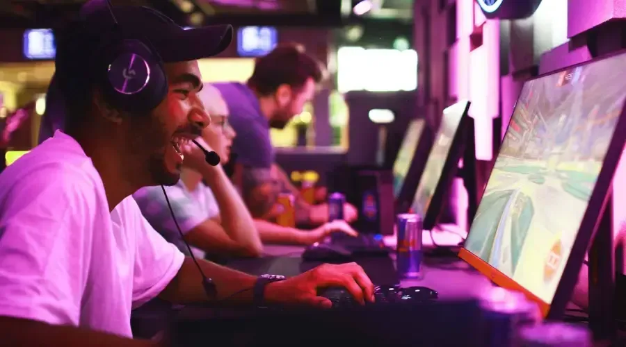 Besökare som spelar och har kul på Inferno Online