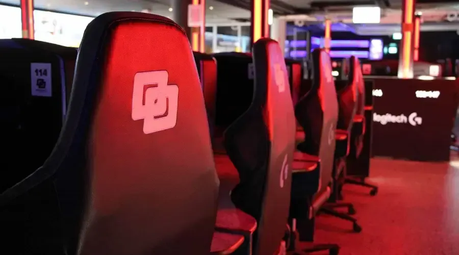 En rad av datorplatser på Inferno Online