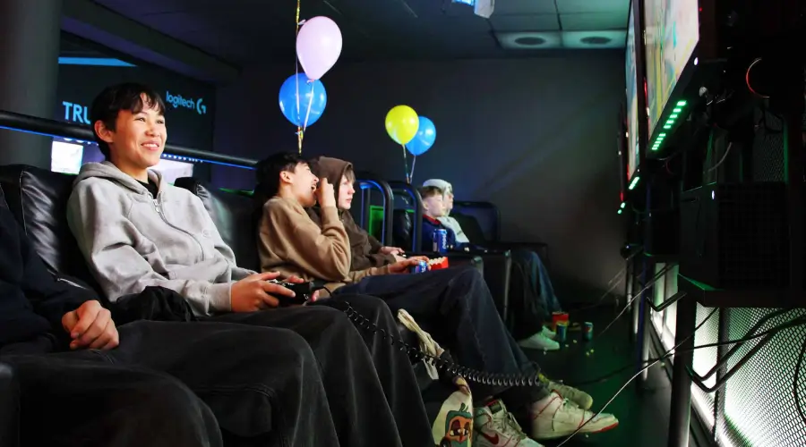 Barn som spelar TV-spel på Inferno Online