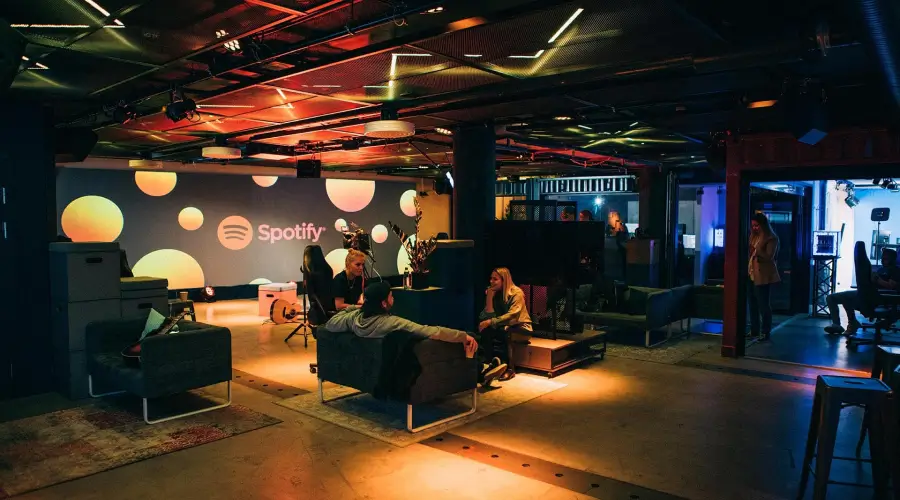 Besökare umgås i loungen på Red Bull Gaming Sphere