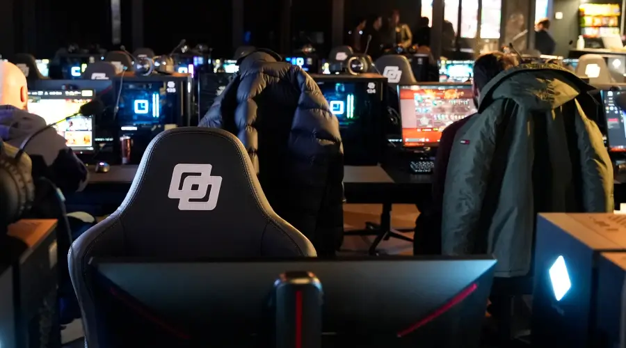 Rader av datorplatser på Inferno Online Göteborg